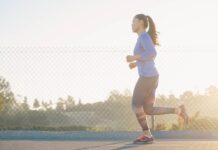 건강을 위한 두 가지 필수 구성 다이어트와 운동 woman jogging near wire fence