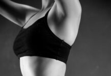뱃살 타파를 위한 새로운 다이어트 방법, ‘내적 건강 중심 다이어트’ grayscale photo of person wearing sports bra and leggings