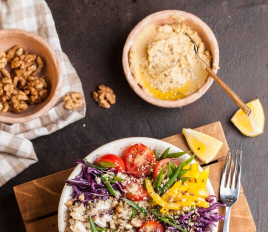 몸과 마음을 위한 다이어트와 운동 plate full of salad with spice on top of brown board