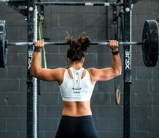 전문가들이 추천하는 허리 근력 강화를 위한 운동 방법 woman doing weight lifting