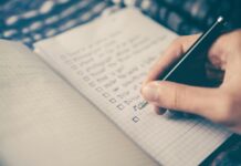 건강한 몸을 위한 다이어트와 운동의 상호 보완 person writing bucket list on book