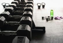 건강한 일상생활에 중요한 근력운동 black and gray dumbbells on floor