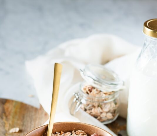 당뇨병 관리, 당신의 식탁을 점검해보세요 brown wooden bowl with brown wooden spoon