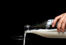 건강한 뼈, 칼슘과 비타민D 를 잡아라 person pouring milk on clear drinking glass
