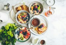 건강을 위한 가장 중요한 아침 식사 fruit salad on gray bowls