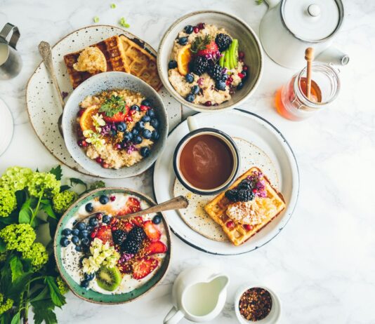 건강을 위한 가장 중요한 아침 식사 fruit salad on gray bowls