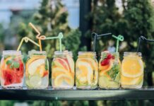 영양소 섭취를 통한 운동후 회복 six clear glass mason jars filled with juice on black table