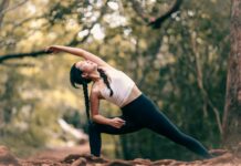 지금 당장 스트레칭을 시작해야 하는 이유 woman in white tank top and black leggings doing yoga during daytime