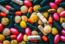 우리몸에 필요한 비타민과 미네랄 red and brown medication pill