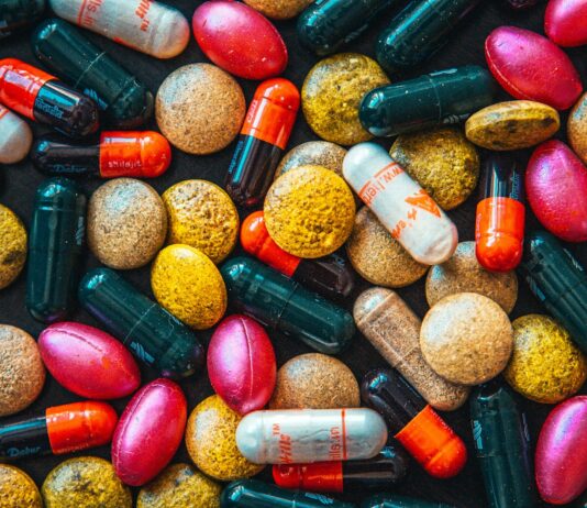 우리몸에 필요한 비타민과 미네랄 red and brown medication pill