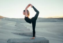 뻣뻣하다고 느껴진다면… 지금 당장 스트레칭이 필요한 순간 shallow focus photo of woman in black sleeveless shirt doing yoga