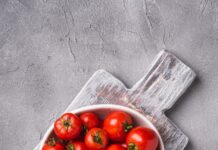 일상에서 간단하게 실천하는 다이어트 a bowl of tomatoes on a cutting board