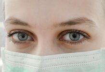눈건강에 도움이 되는 방법 closeup photo of woman's eye wearing mask
