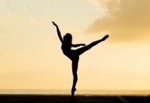 건강한 심장을 위한 운동 silhouette of woman dancing ballet