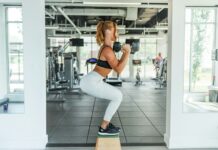 바쁜 일상 속에서도 꾸준히 운동을 실천할 수 있는 몇 가지 방법 woman wearing black sports bra and white legging lifting dummbells