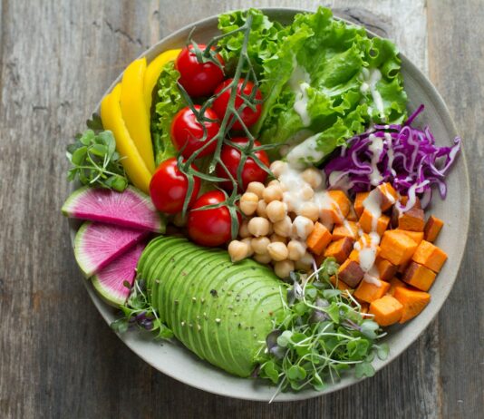 건강한 식사, 건강한 체중 bowl of vegetable salads