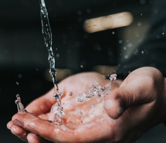 생활습관으로 감기예방하기 clear liquid pouring on person's hands