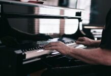 정신 건강을 위한 취미 생활 person playing piano