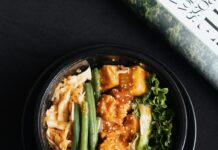 간편하면서 영양가 높은 하루 한 끼 vegetable salad on black ceramic bowl