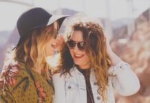 사회적 연결과 정신 건강 two women smiling while wearing sunglasses