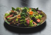 근육 회복과 성장을 위한 영양가득 밥상 a plate of salad on a wooden table