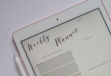 건강한 습관을 위한 일상 flat lay photography of turned-on silver iPad beside Apple Pencil