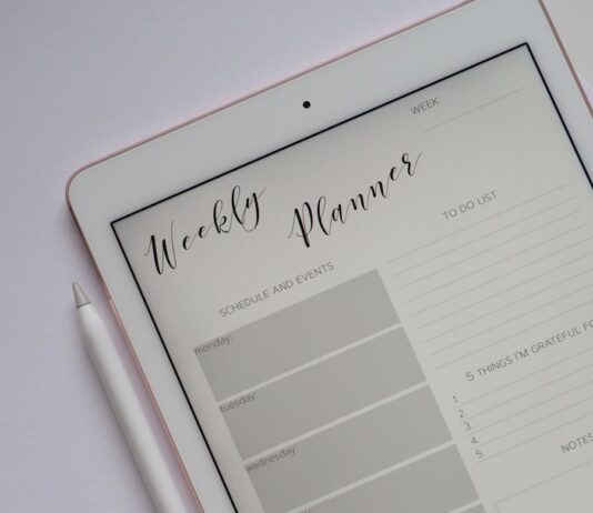 건강한 습관을 위한 일상 flat lay photography of turned-on silver iPad beside Apple Pencil
