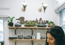 심리적 안녕을 위한 식사 woman sitting in front of table