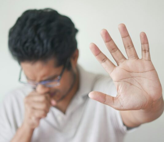 최신 의학적 접근을 통한 알레르기 증상 완화 a man holding his hand up in front of his face