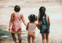 가족과 함께 건강관리하기 three girls holding each other hand walking towards brown soil