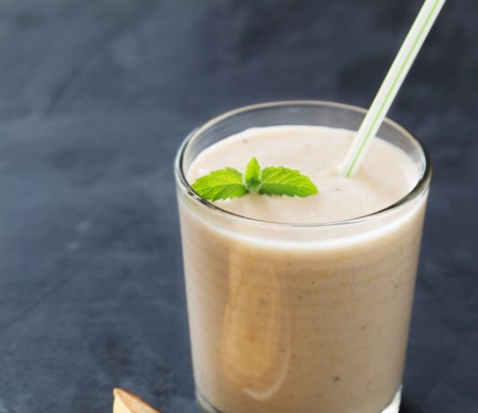 운동 효과를 극대화하는 식사 a banana and a glass of smoothie on a table