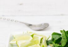 허브와 자연요법으로 건강지키기 green leaf beside a lime close-up photography
