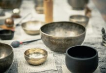 정신도 회복이 필요하다 stainless steel bowl on white table cloth