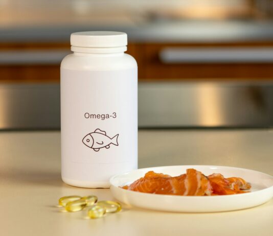 유익한 균형, 장건강과 면역 a bowl of fish next to a bottle of vitamins