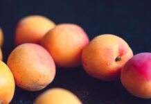 비타민의 역할과 결핍이 미치는 영향 orange and red peaches