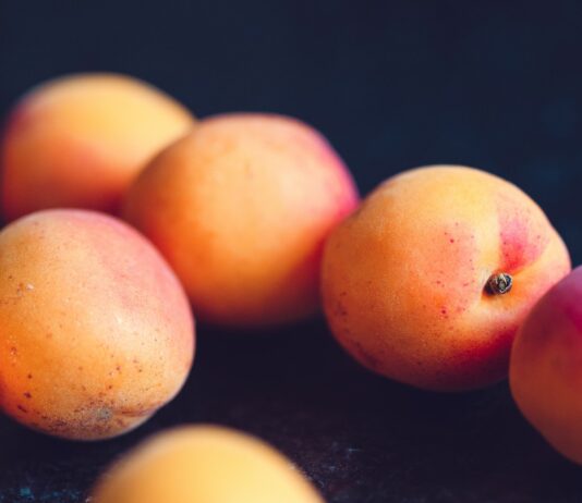 비타민의 역할과 결핍이 미치는 영향 orange and red peaches