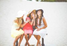 심리적 웰빙 증진으로 스트레스 관리하기 three women sitting on brown wooden bench