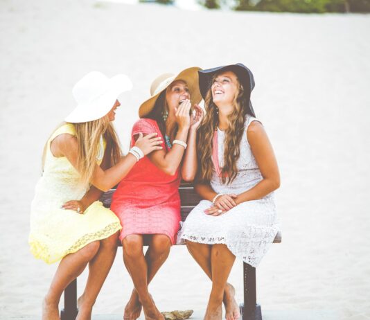 심리적 웰빙 증진으로 스트레스 관리하기 three women sitting on brown wooden bench