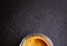 면역력 증진을 위한 항산화 식품 식단에 포함시키기 clear glass cup with brown powder