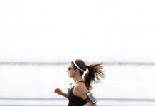 유산소 운동으로 심혈관 건강을 지키기 woman running wearing armband