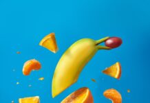 면역력강화를 위한 균형잡힌 식단 구성하기 sliced lemon fruit on blue surface