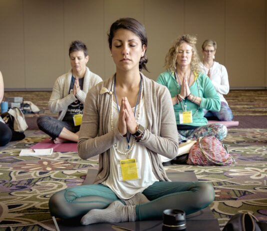요가와 명상으로 건강하게! group of people doing yoga