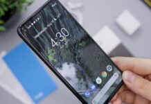 정신 건강 관리가 필수인 스마트폰 시대 person holding black android smartphone