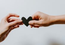새해, 정신적 웰빙을 위한 실천 방법 two person holding papercut heart