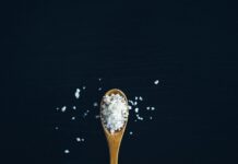 건강을 위한 저염식: 염분 조절이 중요한 이유 brown wooden spoon