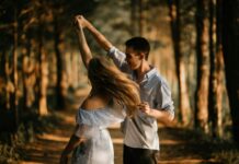 취미로 건강을 챙기다 man and woman dancing at center of trees