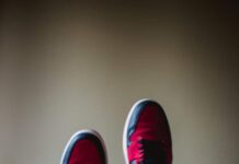 퇴행성 관절염: 예방을 위한 운동과 식이요법 shallow focus photography of red-and-black shoes