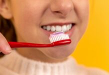 치아 건강을 위한 올바른 칫솔질 방법 girl with red and white toothbrush in mouth