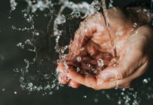 일상 속에서 면역력을 강화하는 방법 a person holding their hands under a stream of water