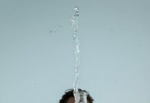늦은 밤 야식을 최소화하는 팁 man in black and white crew neck t-shirt holding water fountain